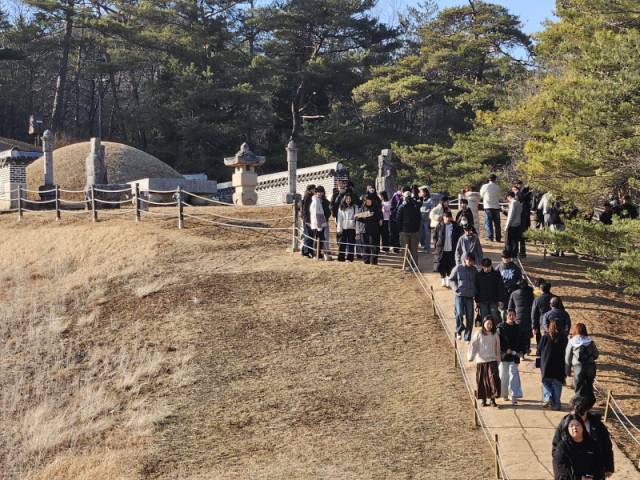 ▲ 영화 ‘왕과 사는 남자’의 1100만 관객 돌파로 7일 오후 영월 장릉에도 방문객들이 발길이 계속 이어지고 있다.  방기준 기자