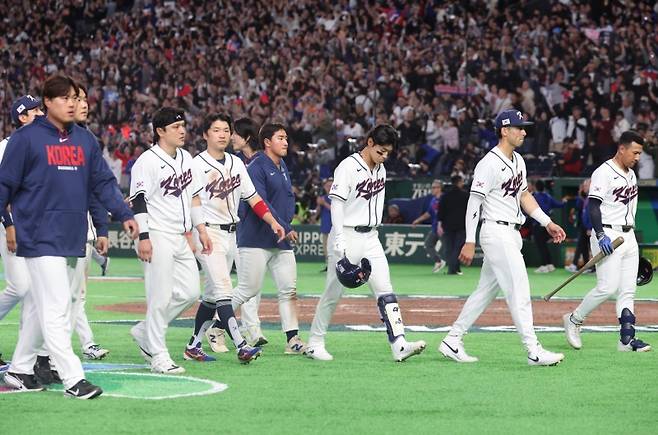 ▲ 8일 일본 도쿄돔에서 열린 2026 월드베이스볼클래식(WBC) C조 조별리그 3차전 대한민국과 대만의 경기에서 4-5로 패배한 한국 선수들이 아쉬워하고 있다 [연합뉴스]