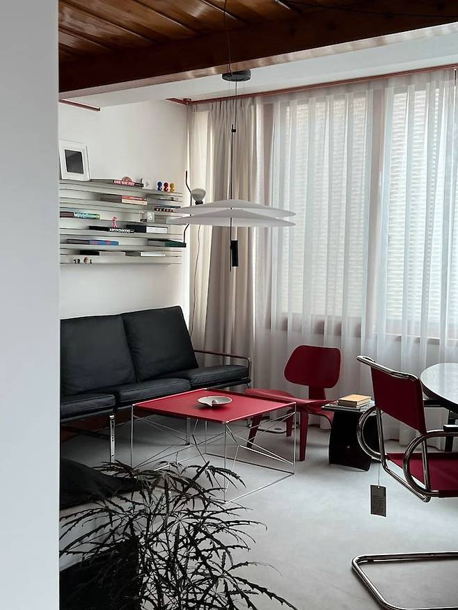 고의적으로 긴장감을 의도한 의자의 배치. ⓒ오늘의집 유저 'tov.haus'