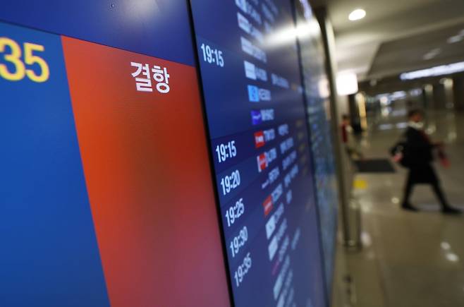 미국과 이스라엘의 이란 공습과 이에 맞선 이란의 보복으로 중동 하늘길이 사실상 마비된 가운데 5일 인천국제공항 1터미널 전광판에 아부다비행 항공편 결항 문구가 표시되고 있다. 사진=뉴스1