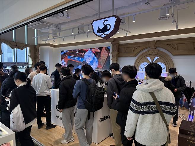 지난 6일 서울 마포구 동교동 '원신 PC 라운지'에서 원신 게임 이용자들이 갤럭시S26을 체험하기 위해 몰려있다. /사진=호요버스