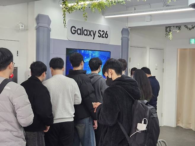 지난 6일 서울 마포구 동교동 '원신 카페'에서 원신 게임 이용자들이 갤럭시S26을 체험하기 위해 몰려있다. /사진=호요버스/사진=호요버스