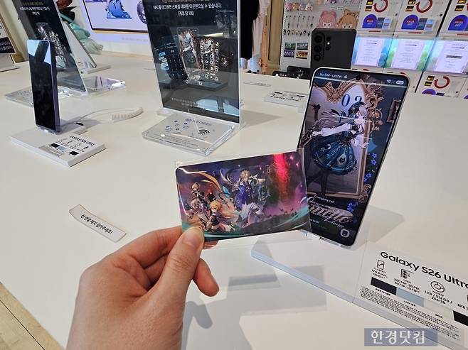 지난 8일 오후 1시 30분경 서울 마포구 동교동 '원신 PC 라운지'에 방문하면 체험할 수 있는 갤럭시S26 원신테마와 포토카드가 놓여져있다. /사진=박수빈 기자