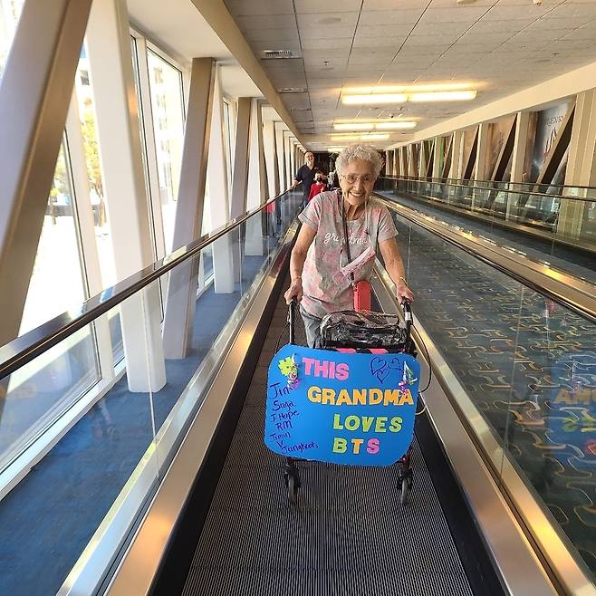 95-year-old American Army Isabel at BTS' "Permission to Dance on Stage" concert in Las Vegas in 2022 (@greatgma_luvbts1, Instagram)