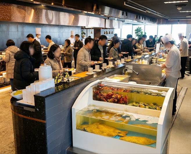 People eat at the seafood buffet Makino Chaya Black31 Jamsil Lotte Tower branch in southern Seoul in this undated photo. [CHOI HYUN-JU]