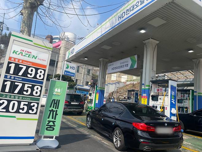 Cars fill a gas station in Yongsan District, central Seoul, on March 9. [KIM YE-JUNG]