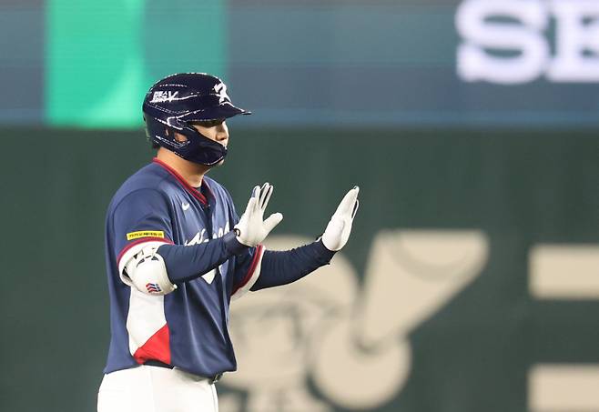한국 문보경이 9일 일본 도쿄돔에서 열린 2026 월드베이스볼클래식(WBC) C조 조별리그 최종전 대한민국과 호주의 경기에서 3회초 1사 2루 1타점 2루타를 친 뒤 기뻐하고 있다. 연합뉴스