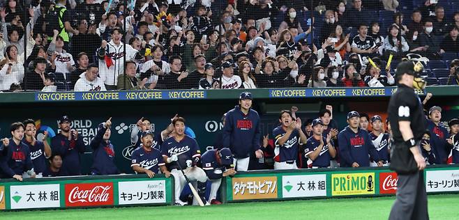 한국 선수들이 9일 일본 도쿄돔에서 열린 2026 WBC 조별리그 C조 4차전 대한민국과 호주의 경기에서 9회초 무사 한국 김도영이 볼넷으로 출루하자 기뻐하고 있다. 연합뉴스