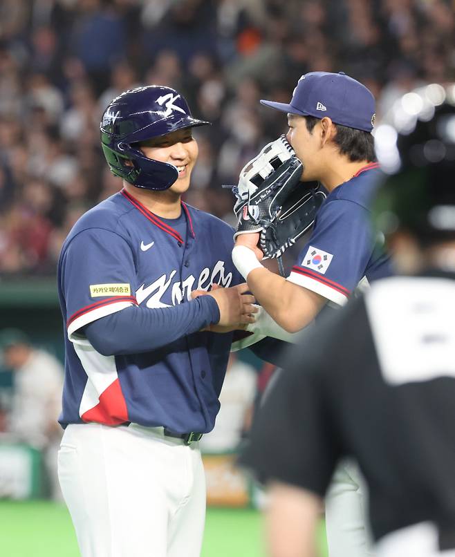 문보경이 9일 일본 도쿄돔에서 열린 2026 월드베이스볼클래식(WBC) C조 조별리그 최종전 대한민국과 호주의 경기에서 5회초 2사에서 1타점 적시타를 친 뒤 이정후와 자축하고 있다.&nbsp;