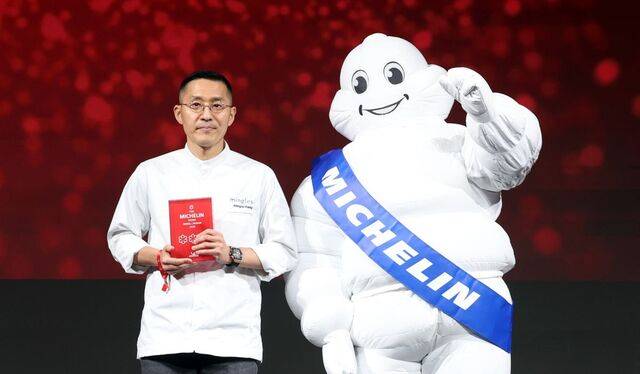 미쉐린 가이드 3스타에 새로 선정된 레스토랑 밍글스의 강민구 쉐프가 지난 5일 부산 해운대구 시그니엘 부산에서 열린 미쉐린 가이드 세리머니 서울&부산 2026 행사에 참석해 마스코트 ‘비벤덤’과 기념촬영을 하고 있다. 뉴시스