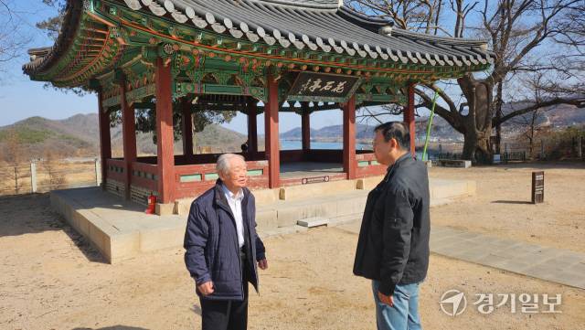 세계적 관측천문학자인 나일성 연세대 명예교수(왼쪽)가 차문성 파주문화원부설 파주학연구소장과 율곡 이이의 학문연구소였던 파주 화석정에서 객성 관측 기록에 대해 의견을 나누고 있다. 김요섭기자