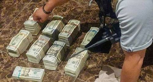 에콰도르 경찰이 압수한 범죄수익 현금을 정리하고 있다. [사진 = 에콰도르 검찰]