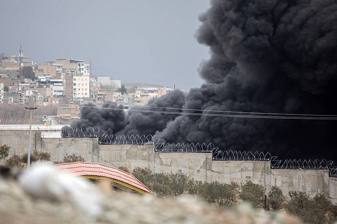 이란 테헤란 수도 북서쪽의 한 시설에서 이스라엘과 미국의 공동 야간 공습으로 공격받은 석유 저장 탱크 위로 연기가 치솟고 있다. 2026년 3월 8일(일). [UPI 연합뉴스]