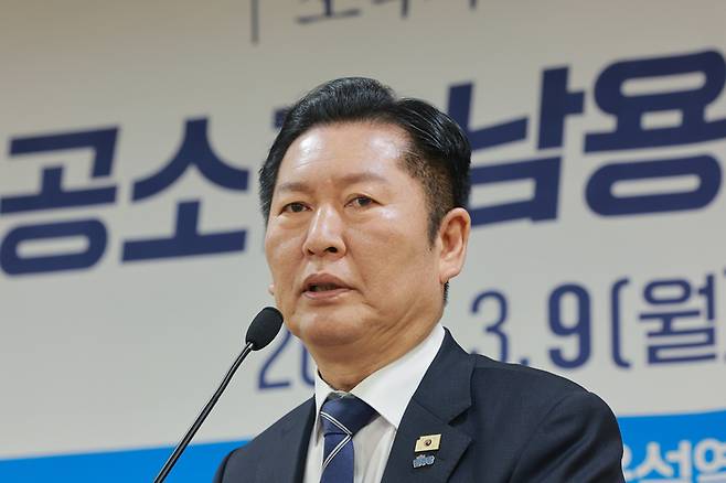 정청래 더불어민주당 대표가 9일 국회의원회관에서 민주당 ‘윤석열 정권 조작기소 진상규명 및 공소취소를 위한 국정조사 추진위원회’가 연 검찰의 공소권 남용·공소취소 제도 관련 정책토론회에 참석해 발언하고 있다. [연합뉴스]