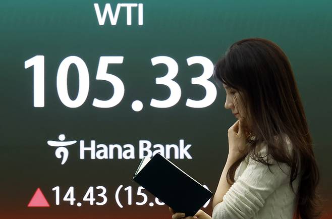 9일 오후 서울 중구 하나은행 딜링룸 전광판에 서부텍사스산중질유(WTI) 선물 가격이 표시되고 있다. [뉴스1]