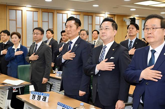 與 '공소취소 정책토론회' 개최 9일 국회에서 열린 조작기소 진상규명 및 공소취소를 위한 국정조사 추진 정책토론회에서 정청래 민주당 대표 등이 국민의례를 하고 있다. 왼쪽부터 천준호 원내운영수석부대표, 이언주 최고위원, 한병도 원내대표, 정 대표.  김재훈 기자