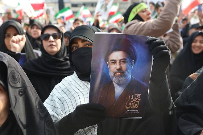 9일(현지시간) 이란 테헤란의 엔켈랩 광장에 151명의 이란인들이 모여 차기 최고지도자로 임명된 모즈타바 하메네이를 지지하는 시위를 벌이고 있다. 그는 아야톨라 알리 하메네이의 차남으로 오랫동안 막후에서 영향력을 행사해온 것으로 알려졌다. EPA연합뉴스