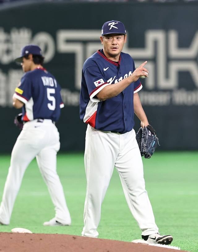 9일 일본 도쿄돔에서 열린 2026 WBC 조별리그 C조 4차전 대한민국과 호주의 경기. 2회말 무사 1루 한국 노경은이 호주 윙그로브를 병살타로 처리한 뒤 손가락을 세우고 있다. 사진=연합뉴스