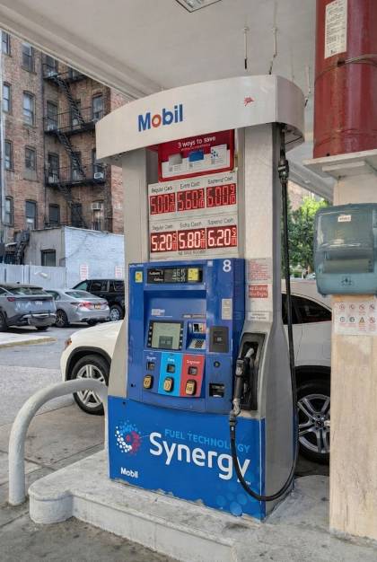 7일(현지시간) 미국 뉴욕 맨해튼의 한 주유소에서 일반 휘발유가 갤런당 5달러에 판매되고 있다. /사진=심재현 특파원