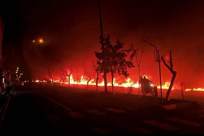 8일(현지시간) SNS(소셜미디어)에 공유된 이란 수도 테헤란 연료 저장소의 화재 현장 /AFPBBNews=뉴스1