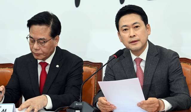 장동혁(오른쪽) 국민의힘 대표가 9일 오전 국회에서 열린 최고위원회의에서 발언하고 있다. 곽성호기자