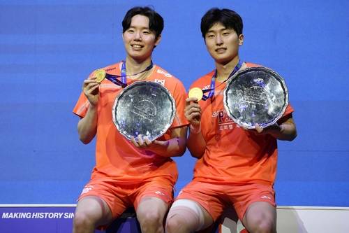 서승재(왼쪽)와 김원호가 9일 오전(한국시간) 2026 BWF 월드투어 슈퍼 1000 전영오픈 남자복식 트로피와 금메달을 손에 들고 미소를 짓고 있다.  AFP연합뉴스