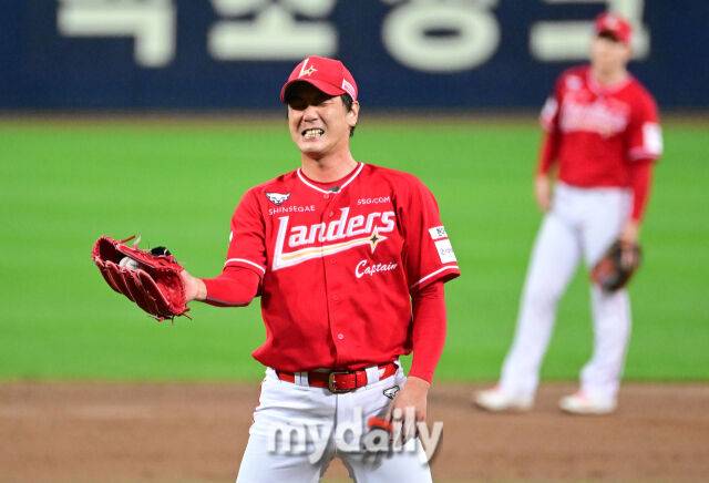 2025년 10월 14일 오후 대구 삼성라이온즈파크에서 열린 '2025 신한 SOL Bank KBO 포스트시즌' SSG 랜더스와 삼성 라이온즈의 준플레이오프 4차전 경기. SSG 선발투수 김광현이 3회말 3번의 볼넷을 내준 뒤 아쉬워하고 있다./마이데일리