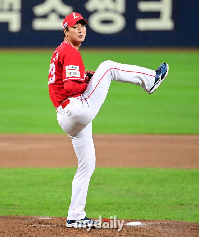 2025년 10월 14일 오후 대구 삼성라이온즈파크에서 열린 '2025 신한 SOL Bank KBO 포스트시즌' SSG 랜더스와 삼성 라이온즈의 준플레이오프 4차전 경기. SSG 선발투수 김광현이 역투하고 있다./마이데일리