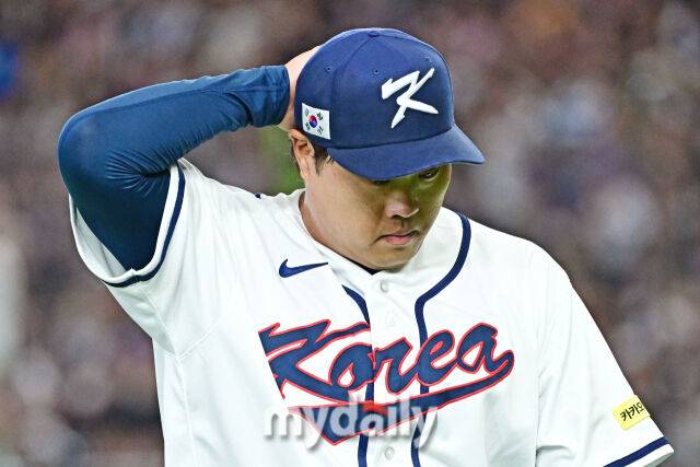 8일 일본 도쿄돔에서 열린 2026 월드 베이스볼 클래식(WBC) 조별리그 한국-대만 경기. 류현진이 수비를 마치고 더그아웃으로 향하고 있다./도쿄(일본)=한혁승 기자 hanfoto@mydaily.co.kr