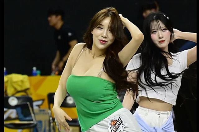 치어리더 김현영이 코트에서 공연을 펼치고 있다. / 동영상 캡처