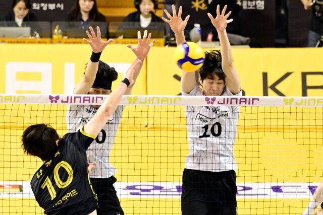 개인 최다 7개의 블로킹을 성공시킨 김진영이 나경복에게 블로킹을 시도하고 있다. / 한국배구연맹 (KOVO)