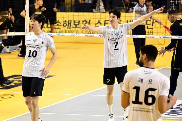 현대캐피탈 김진영이 득점을 올린 뒤 필립 블랑 감독을 향해 세리머니를 펼치고 있다. / 한국배구연맹 (KOVO)