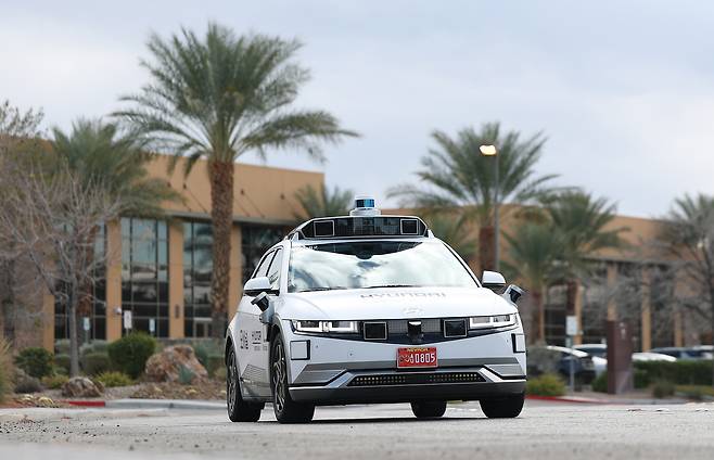 국토교통부 자율주행 실증도시 사업 자동차제작사에 현대자동차가 선정됐다. 아이오닉5 차량을 기반으로 한 새로운 자율주행차량이 실제 주행될 예정이다. 사진은 지난 1월 8일(현지시간) 미국 네바다주 라스베이거스 모셔널 테크니컬센터 인근에서 아이오닉5를 기반으로 한 로보택시가 취재진을 태우고 시범 주행을 하고 있다.[연합]