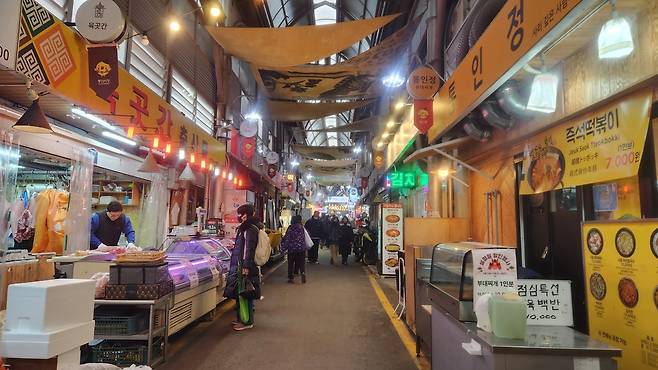 지난해 4분기 소상공인 매출이 연말 특수와 소비 심리 회복에 힘입어 반등에 성공했다. 사진은 지난 2월 서울 종로구 통인시장. [정호원 기자]