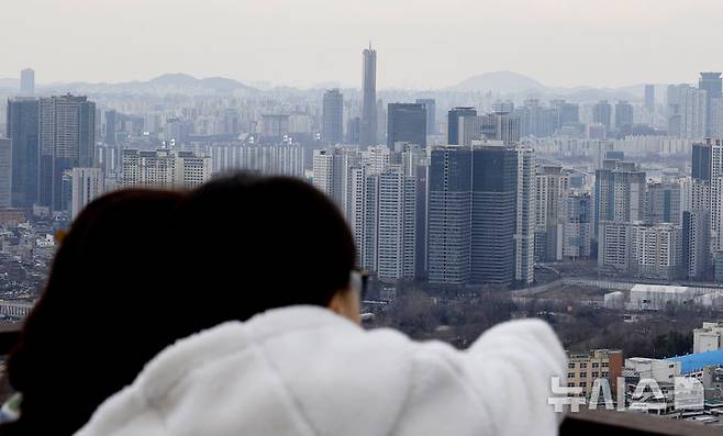 [서울=뉴시스] 김혜진 기자 = 사진은 26일 서울 중구 남산에서 서울시내 아파트가 보이고 있다. 2026.02.26. jini@newsis.com