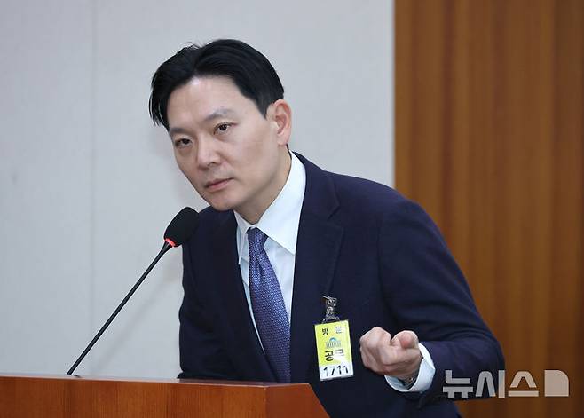 [서울=뉴시스] 김금보 기자 = 박상용 법무연수원 교수가 27일 오후 서울 여의도 국회에서 열린 법제사법위원회의 대검찰청에 대한 국정감사에서 질의에 답하고 있다. 2025.10.27. kgb@newsis.com
