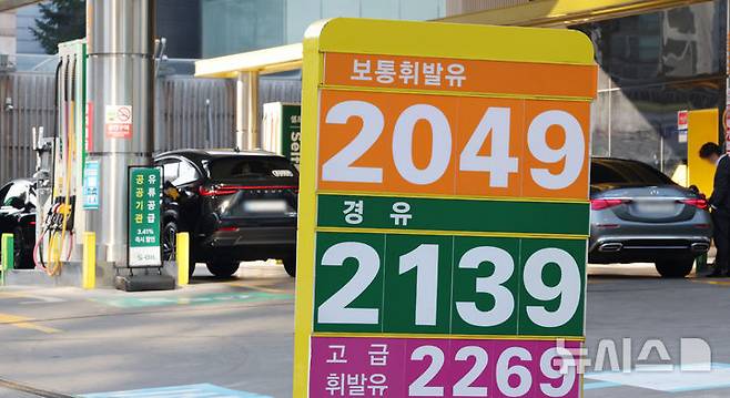 [서울=뉴시스] 조성우 기자 = 미국과 이스라엘의 이란 공습에 따른 중동 정세 불안 여파로 국내 주유소 기름값이 가파르게 상승한 지난 8일 서울 시내 한 주유소에 유가 정보가 표시되어 있다. 2026.03.08. xconfind@newsis.com