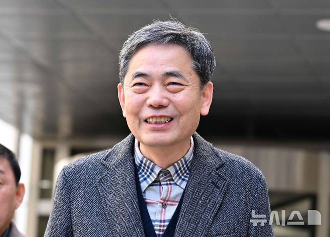 [서울=뉴시스] 김선웅 기자 = 곽상도 전 국민의힘 의원이 지난달 6일 서울 서초구 서울중앙지법에서 열린 범죄수익은닉규제법 위반 혐의 1심 선고공판에서 공소 기각을 선고받은 뒤 법정을 나서며 입장을 말하고 있다. (공동취재) 2026.03.09. photo@newsis.com