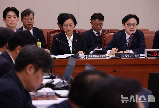 [서울=뉴시스] 김금보 기자 = 김정관 산업통상부 장관이 21일 오전 서울 여의도 국회에서 열린 산업통상자원중소벤처기업위원 전체회의에서 의원질의에 답변하고 있다. 2025.11.21. kgb@newsis.com