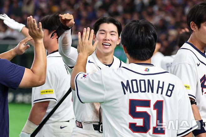 [도쿄=뉴시스] 권창회 기자 = 8일 일본 도쿄돔에서 열린 2026 WBC 조별리그 C조 3차전 한국과 대만의 경기, 8회말 2사 1루 한국 김도영의 1타점 동점 적시타로 홈인한 김혜성이 동료들과 하이파이브 하고 있다. 2026.03.08. kch0523@newsis.com