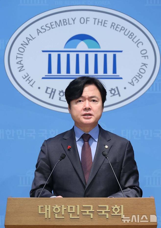 [서울=뉴시스] 조성봉 기자 = 김현정 더불어민주당 원내대변인이 8일 오후 서울 여의도 국회 소통관에서 '국민의힘 새 당명 발표', '장동혁 대표의 주택 6채' 등에 대한 브리핑을 하고 있다. 2026.02.08.suncho21@newsis.com