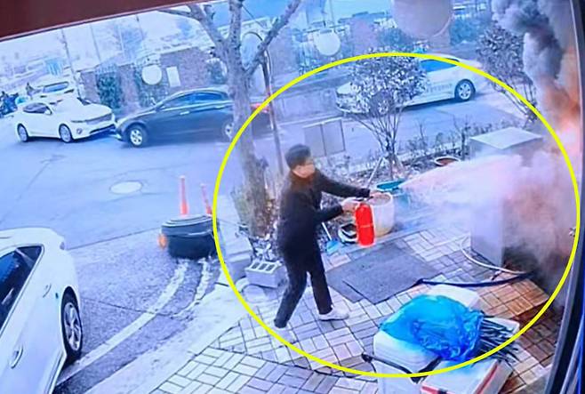 지난 2월 22일 오전 8시쯤 광주 북구 오치동의 한 수산물 판매점 수족관에서 발생한 화재를 진화중인 부부 소방관의 모습. 광주 북부소방서 제공