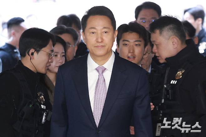 '명태균 여론조사비 대납' 의혹으로 기소된 오세훈 서울시장이 4일 오전 서울 서초구 서울중앙지방법원에서 열린 정치자금법위반 첫 공판에 출석하고 있다. 류영주 기자