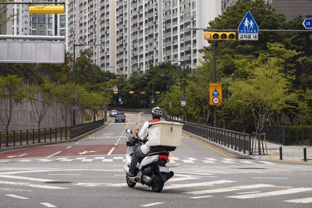 법무부가 9일부터 두달간 배달업 분야 불법취업 집중 점검에 나선다. 클립아트코리아