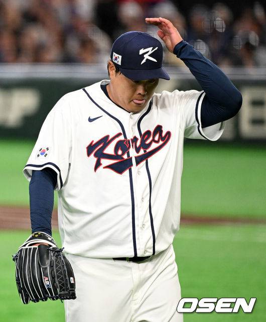 [OSEN=도쿄(일본), 손용호 기자] 8일 일본 도쿄돔에서 2026 월드베이스볼클래식(WBC) 1라운드 C조 조별리그 대한민국과 대만의 경기가&nbsp;열렸다.한국은 전날(7일) 일본과의 경기에서 6-8로 석패했다. 앞서 체코전을 11-4로 잡았던 한국은 1승1패를 마크하게 됐고, 남은 대만전과 호주전에 사활을 걸어야 한다.2회초 수비를 마치고 대만 장위청에게 선제 솔로포를 허용한 한국 류현진이 아쉬워하고 있다. 2026.03.08&nbsp;/spjj@osen.co.kr