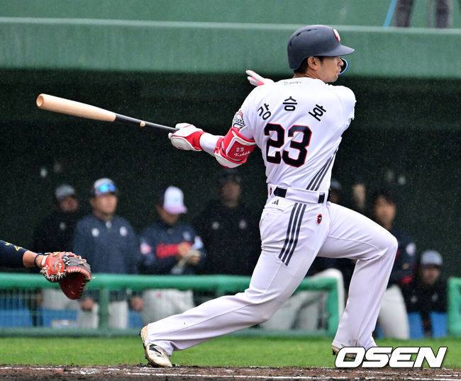 [OSEN=미야자키(일본), 지형준 기자] 26일 일본 미야자키 산마린 스타디움에서 두산 베어스와 롯데 자이언츠의 구춘대회 경기가 열렸다.두 팀의 맞대결은 롯데가 6-2로 앞선 3회말 악천후로 인해 노게임 선언됐다.&nbsp;1회말 1사 만루에서 두산 강승호가 2타점 역전 적시타를 날리고 있다. 2026.02.26 /jpnews@osen.co.kr