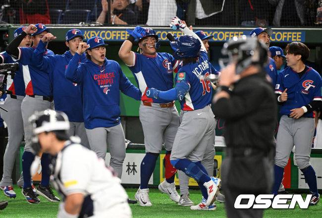 [OSEN=도쿄(일본), 손용호 기자] 8일 일본 도쿄돔에서 2026 월드베이스볼클래식(WBC) 1라운드 C조 조별리그 대한민국과 대만의 경기가&nbsp;열렸다.한국은 전날(7일) 일본과의 경기에서 6-8로 석패했다. 앞서 체코전을 11-4로 잡았던 한국은 1승1패를 마크하게 됐고, 남은 대만전과 호주전에 사활을 걸어야 한다.2회초 무사에서 대만 장위청이 선제 좌중월 솔로포를 날리고 더그아웃의 동료선수들과 기뻐하고 있다. 2026.03.08&nbsp;/spjj@osen.co.kr