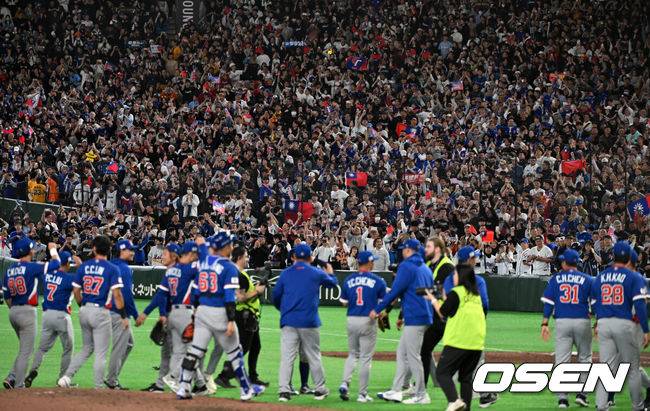 [OSEN=도쿄(일본), 손용호 기자] 한국 대표팀이 연장 접전 끝에 다시 한 번 대만에 패했다.한국은 8일 일본 도쿄돔에서 열린 '2026 월드베이스볼클래식(WBC) 1라운드 C조 3차전 대만과의 경기에서 연장 10회 접전 끝에 4-5로 패했다. 이로써 한국은 1승2패가 됐고 대만은 2승2패로 마지막 희망을 살렸다.경기를마치고 대만 선수들이 팬들에게 인사를 하고 있다. 2026.03.08&nbsp;/spjj@osen.co.kr