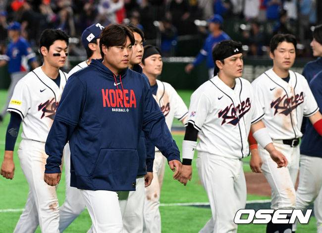 [OSEN=도쿄(일본), 손용호 기자] 한국 대표팀이 연장 접전 끝에 다시 한 번 대만에 패했다.한국은 8일 일본 도쿄돔에서 열린 '2026 월드베이스볼클래식(WBC) 1라운드 C조 3차전 대만과의 경기에서 연장 10회 접전 끝에 4-5로 패했다. 이로써 한국은 1승2패가 됐고 대만은 2승2패로 마지막 희망을 살렸다.경기를 마치고 한국 류현진을 비롯한 선수들이 패배를 아쉬워하고 있다. 2026.03.08&nbsp;/spjj@osen.co.kr