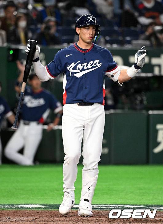 [OSEN=도쿄(일본), 손용호 기자] 7일 일본 도쿄돔에서 2026 월드베이스볼클래식(WBC) 조별리그 C조 대한민국과 일본의 경기가&nbsp;열렸다.한국은 잠수함 고영표, 일본은 좌완 기쿠치 유세이를 선발로 내세웠다. WBC에서 2006년 4강, 2009년 준우승을 차지한 한국은 이후 3개 대회(2013년, 2017년, 2023년)에서 연달아 1라운드를 통과하지 못하고 있다. 이번 대회에서는 8강 토너먼트 복귀를 목표로 대회에 임하고 있다. 지난 5일 체코와의 첫 경기에서는 11-4로 대승을 거두며 좋은 출발을 했다.&nbsp;5회초 2사에서 한국 위트컴이 삼진으로 물러나고 있다. 2026.03.07&nbsp;/spjj@osen.co.kr